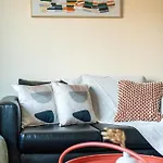 Long Stays-4bed House-parking-by Fabaccommodation Дом отдыха Бристоль