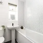 Holiday home Long Stays-4bed House-parking-by Fabaccommodation *