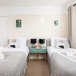 Long Stays-4bed House-parking-by Fabaccommodation *