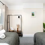 Long Stays-4bed House-parking-by Fabaccommodation