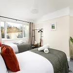 Holiday home Long Stays-4bed House-parking-by Fabaccommodation