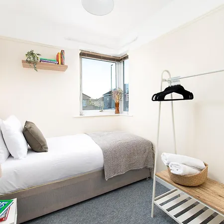Hébergement de vacances Long Stays-4bed House-parking-by Fabaccommodation *