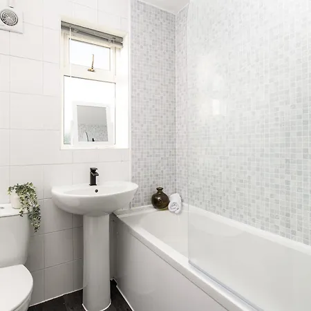 Hébergement de vacances Long Stays-4bed House-parking-by Fabaccommodation *