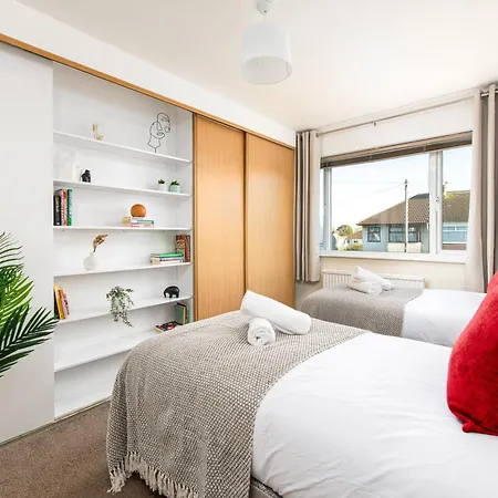 Long Stays-4bed House-parking-by Fabaccommodation Holiday home Bristol