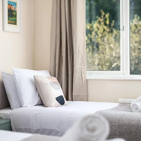 Long Stays-4bed House-parking-by Fabaccommodation Bristol