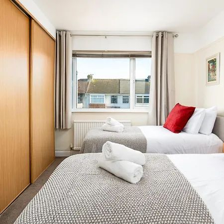 Long Stays-4bed House-parking-by Fabaccommodation Holiday home