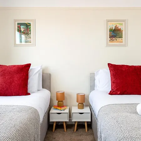 Long Stays-4bed House-parking-by Fabaccommodation Holiday home *