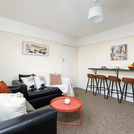 Holiday home Long Stays-4bed House-parking-by Fabaccommodation *