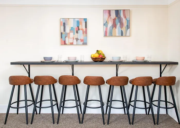 Long Stays-4bed House-parking-by Fabaccommodation Bristol