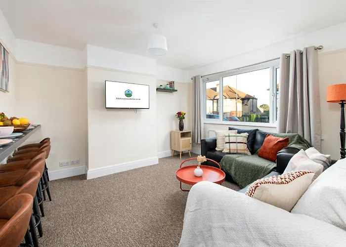 Long Stays-4bed House-parking-by Fabaccommodation Holiday home