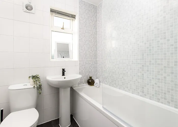 Holiday home Long Stays-4bed House-parking-by Fabaccommodation *