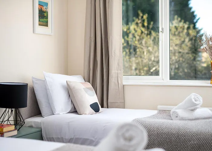 Long Stays-4bed House-parking-by Fabaccommodation Bristol