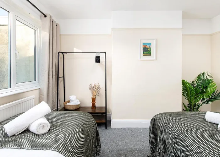 Long Stays-4bed House-parking-by Fabaccommodation