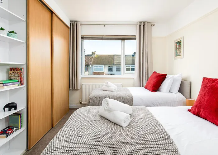 Long Stays-4bed House-parking-by Fabaccommodation Holiday home