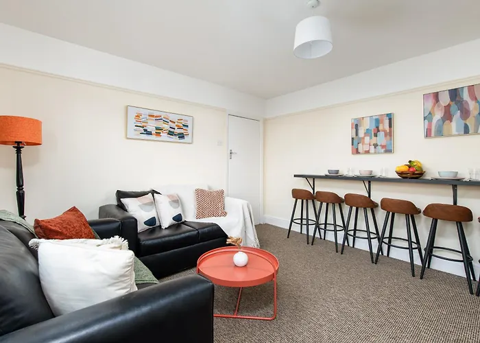 Holiday home Long Stays-4bed House-parking-by Fabaccommodation *