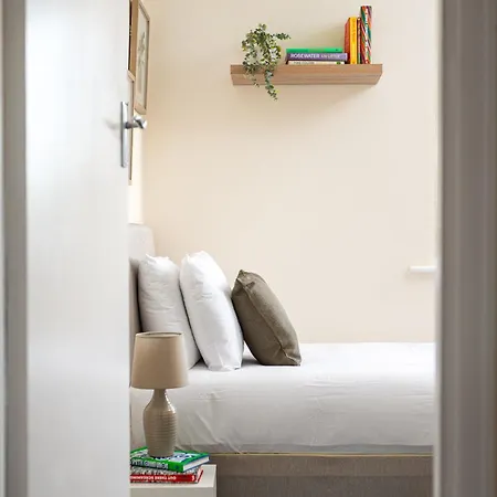 Long Stays-4bed House-parking-by Fabaccommodation Bristol