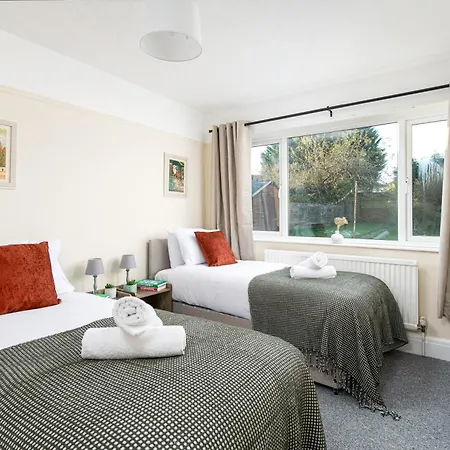 Long Stays-4bed House-parking-by Fabaccommodation *