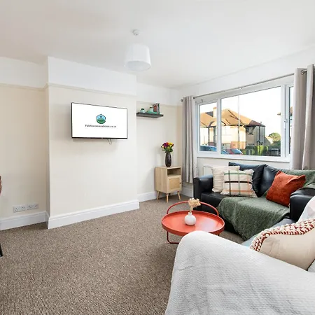 Long Stays-4bed House-parking-by Fabaccommodation Nyaraló