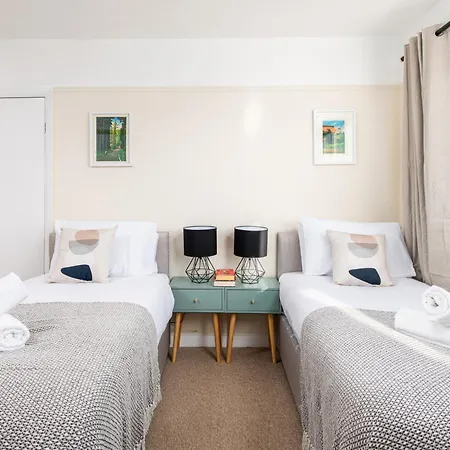 Long Stays-4bed House-parking-by Fabaccommodation *