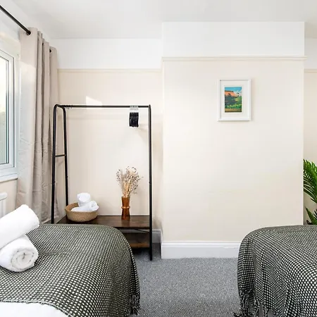 Long Stays-4bed House-parking-by Fabaccommodation