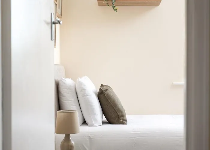 Long Stays-4bed House-parking-by Fabaccommodation Bristol