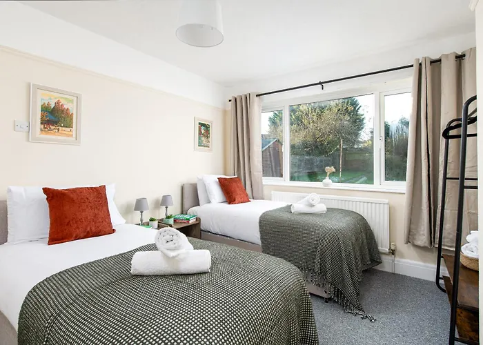 Long Stays-4bed House-parking-by Fabaccommodation *