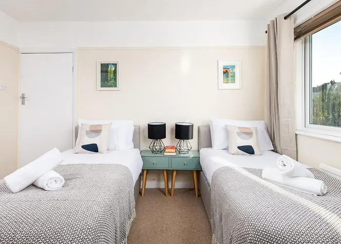 Long Stays-4bed House-parking-by Fabaccommodation *