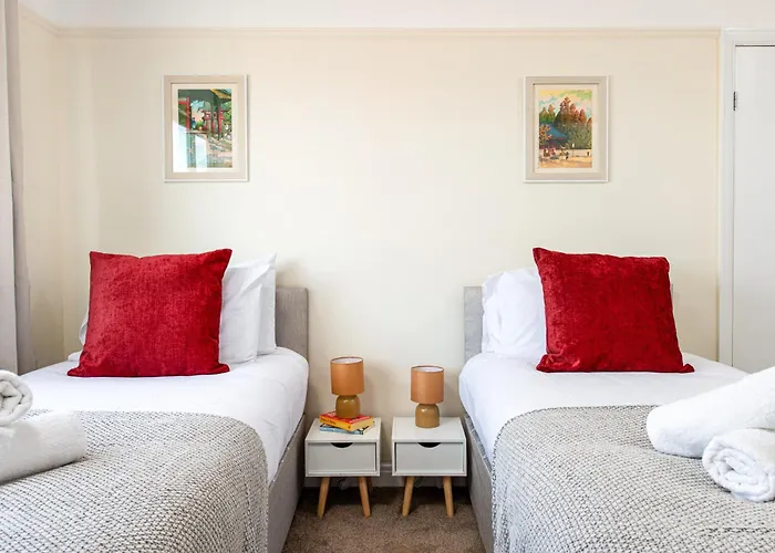 Long Stays-4bed House-parking-by Fabaccommodation Casa vacanze *